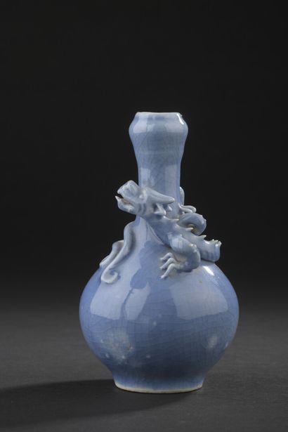 Petit vase en porcelaine monochrome bleue...