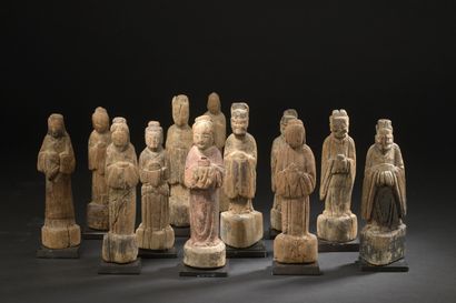 Douze statuettes de dignitaires en bois sculpté...