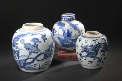 Trois pots en porcelaine bleu blanc 
Chine,...