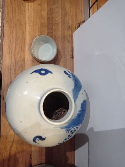 null Trois pots en porcelaine bleu blanc


Chine, XIXe siècle


Le premier couvert,...