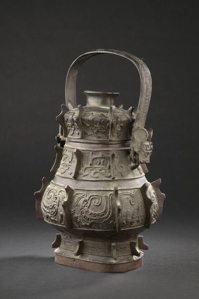 Vase couvert hu en bronze archaïsant 
Chine,...
