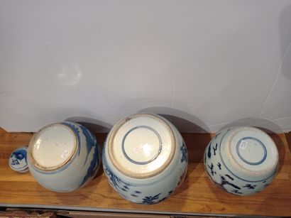 null Trois pots en porcelaine bleu blanc


Chine, XIXe siècle


Le premier couvert,...