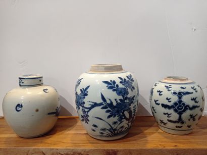 null Trois pots en porcelaine bleu blanc


Chine, XIXe siècle


Le premier couvert,...