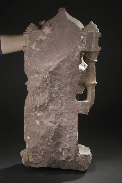 null Fragment de stèle en grès rose sculpté 


Inde centrale, XIe-XIIe siècle


Représentant...