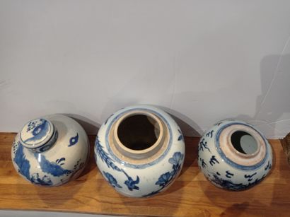 null Trois pots en porcelaine bleu blanc


Chine, XIXe siècle


Le premier couvert,...