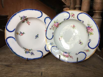 null 
Sèvres, XVIIIe siècle




Deux assiettes creuses en porcelaine de Sèvres




A...