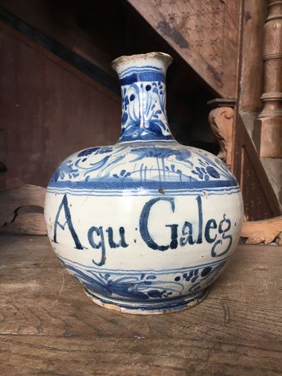 null Vase en faïence émaillée, XVIIIème siècle

Inscrit 'Agu: Galeg.', à décor floral...