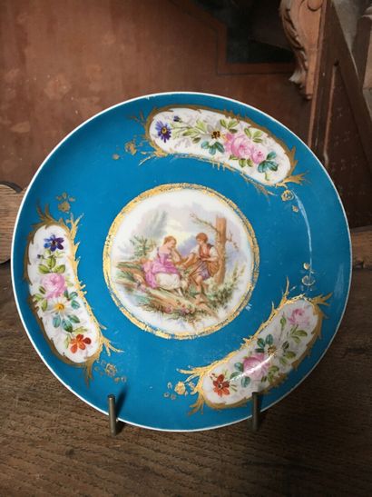 null Sèvres, XXème siècle

Assiette en porcelaine à fond bleu et à décor d'une scène...