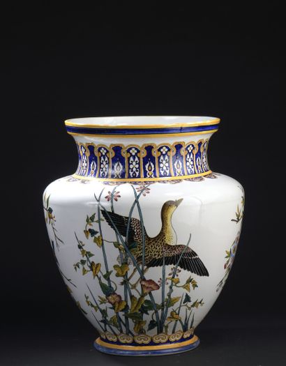 null Gien vers 1875

Grand vase en faïence à décor d'oiseaux dans des branchages.

Dans...
