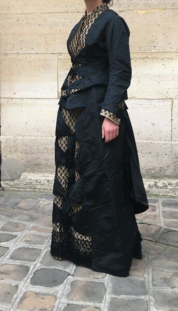 null Robe de jour, griffée L. Savarre, 7 rue de la Bourse, Paris, vers 1885, gros...
