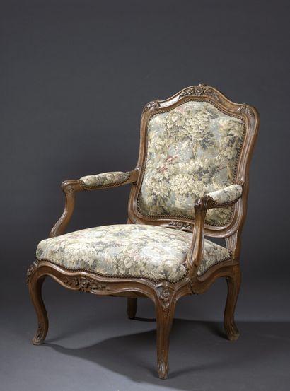 null Fauteuil à châssis en bois mouluré et sculpté estampillé I. AVISSE d'époque...