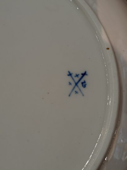 null TOURNAI, XIXe siècle

Trois jattes rondes à bords contournés en porcelaine tendre.

À...