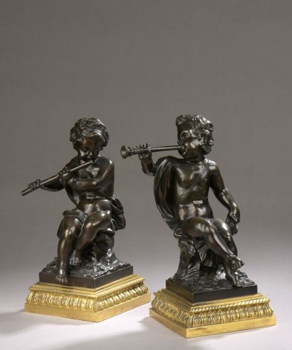 null Paire de bronzes aux anges musiciens en bronze patiné de style XVIIe, seconde...