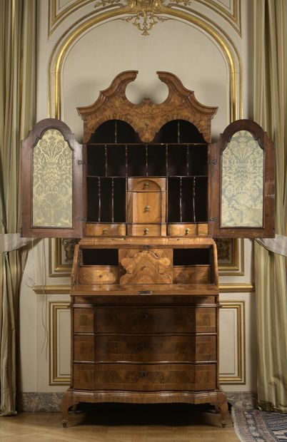 null Walnut veneered scriban, Northern Italy late 18th century

Opening with two...