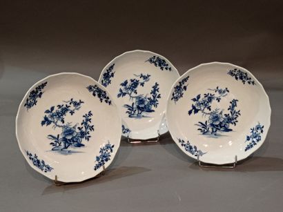 null TOURNAI, 19th century

Three round bowls with contoured edges in soft porcelain.

Decorated...