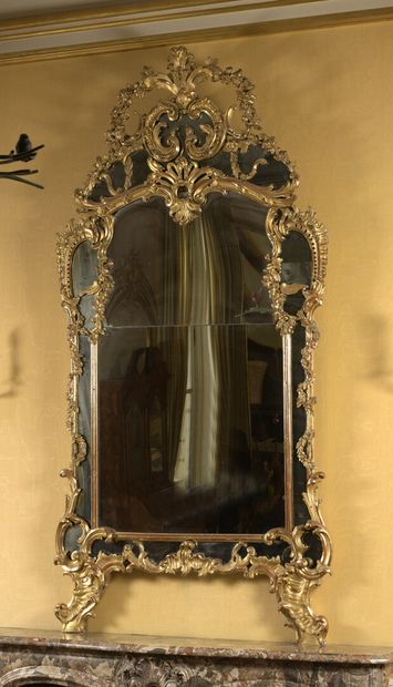 null A large carved and gilded wood mirror with openwork pediment, late 18th century

Decorated...