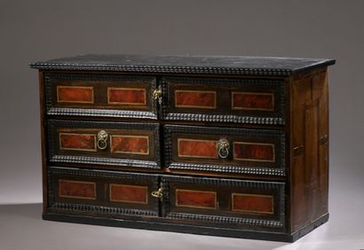 null Small blackened wood cabinet, Dutch work from the 17th century

Opening to four...