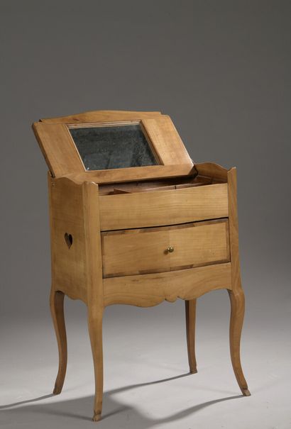  Table de toilette en bois naturel d'époque Louis XV 
Elle ouvre à un plateau découvrant...