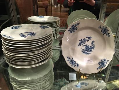 Tournet Boch, Arras et... TOURNAI, XIXe siècle 
Suite de quarante assiettes en porcelaine...
