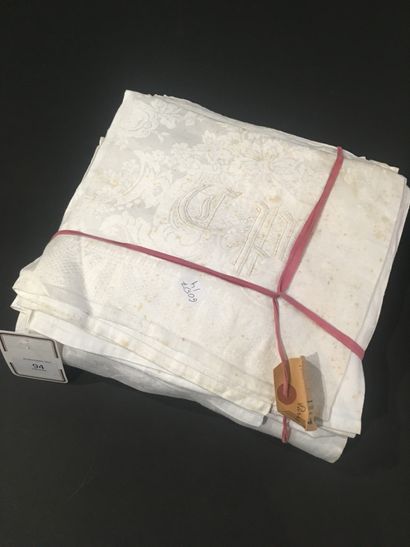 null Ensemble de dix-sept serviettes en damas de lin, vers 1840-1850, décor d'inspiration...