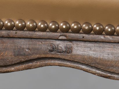  Chaise en bois mouluré et sculpté par Claude Séné d'époque Louis XV 
À dossier chantourné,...
