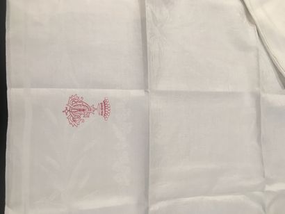 null Suite de dix-huit serviettes en damas de lin, vers 1860-1880, décor d'un étang...