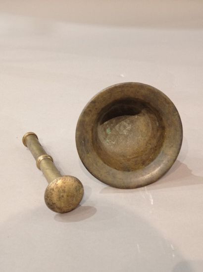 null Bronze mortar and pestle, 16th-17th century

H. 7 cm