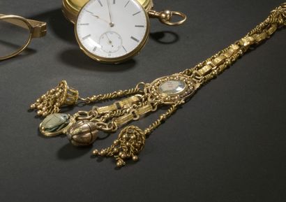  Belle chatelaîne en ors d'époque Louis XVI 
À décor d'un médaillon sous verre contenant...