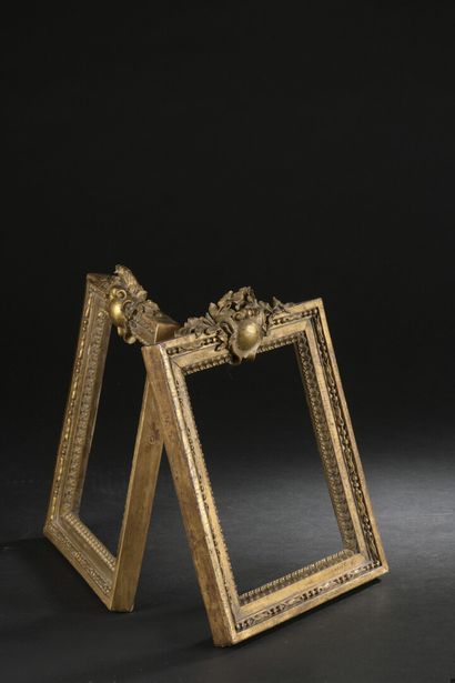 null Paire de cadres en bois sculpté et doré, fin de l'époque Louis XVI

À décor...