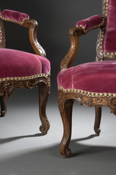  Paire de fauteuils en bois mouluré et sculpté d'époque Louis XV 
À décor de coquilles,...