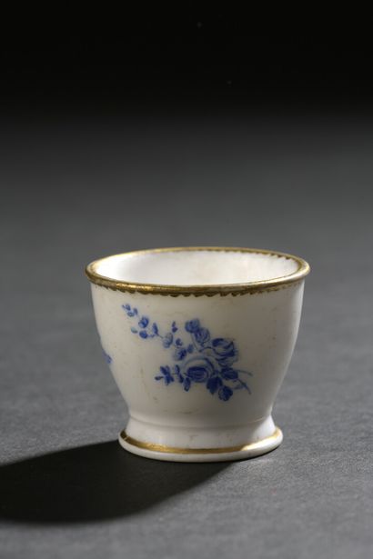 null SÈVRES, circa 1760

Porcelain egg cup with blue camaïeu decoration of bouquets...