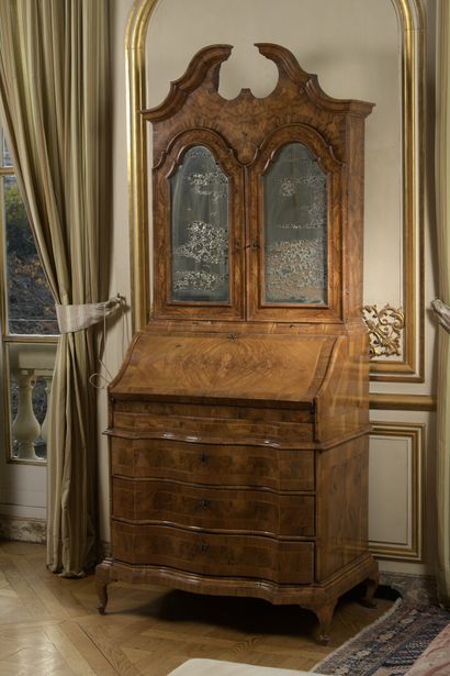  Walnut veneered scriban, Northern Italy late 18th century 
Opening with two doors...