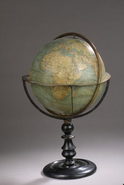 null Globe terrestre repose sur un pied en bois noirci, fin du XIXe siècle

H. 55...