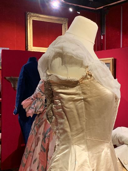 null Robe du soir griffée Worth (no 77807), vers 1900, robe en satin de soie rose...
