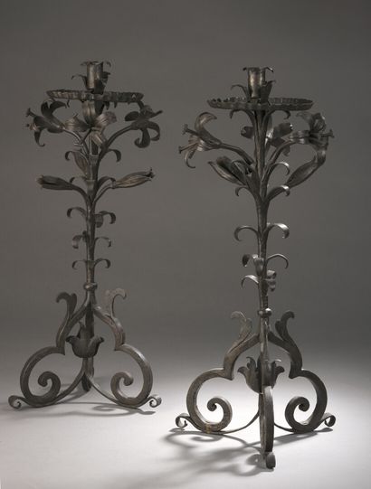 null Paire de flambeaux en fer forgé à décor d'un lys au naturel, XIXe siècle

H....