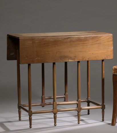 null Mahogany and mahogany veneer gateleg table, late Louis XVI period

It stands...