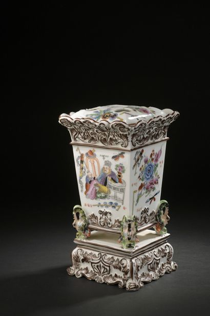  BAYEUX, second half of the 19th century 
Covered vase forming a bouquetière of quadrangular...