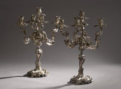  CAILAR BAYARD vers 1900 
Paire de candélabres en métal argenté style Louis XV 
À...