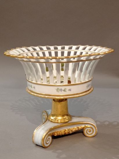 null PARIS, Louis-Philippe period

Round openwork basket resting on a base with three...