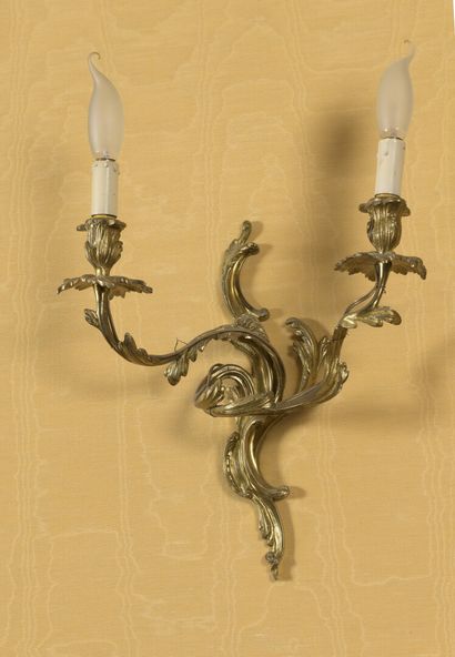  Suite de quatre appliques en bronze ciselé et doré de style Louis XV 
À décor de...