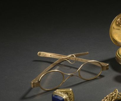 null Paire de lunettes en or, Paris 1798-1809.

Les branches pliables. Accidents.

Poid...