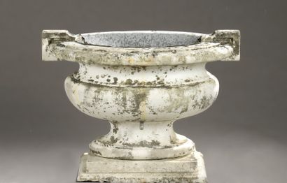  Large white marble basin, late 18th century 
Oval in shape, it rests on a pedestal....