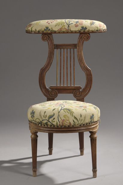  Chaise ponteuse en bois naturel d'époque Louis XVI 
À dossier lyre ajouré, assise...