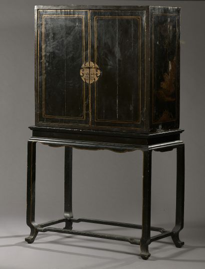  Cabinet en bois laqué dans le gout de la Chine, fin du XVIIIe siècle 
À décor de...