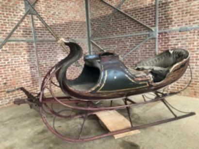 null 
Large boat-shaped sled.




Brand J. Schultz maker Rondout New-Jersey -




USA....