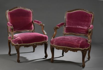  Paire de fauteuils en bois mouluré et sculpté d'époque Louis XV 
À décor de coquilles,...