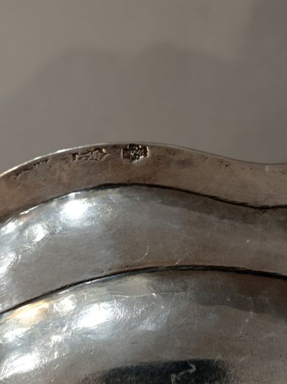 null 
Silver dish, Paris 1747, MO J L Morel




With five contours, fillet mouldings,...