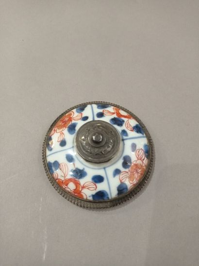  IMARI and Paris, early 18th century 
Imari porcelain lid of a trembling cup with...