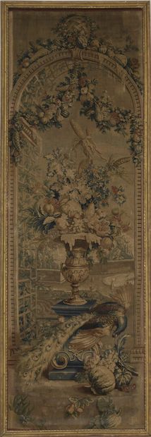  AUBUSSON, XVIIIe siècle 
Tapisserie fine d'entre-deux représentant un vase sur piédouche...