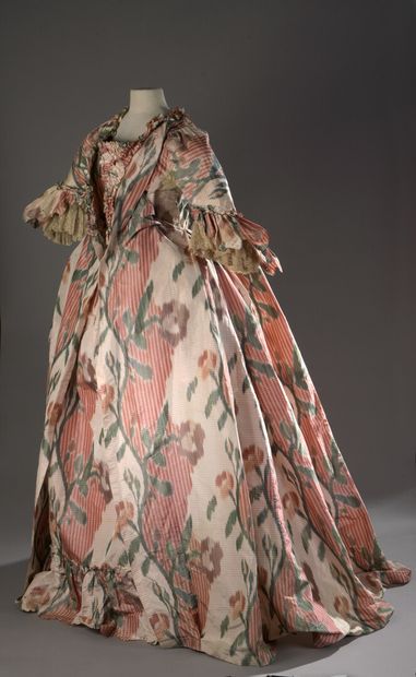 null French dress in taffeta mottled to the branch, circa 1765, with twisted flowers...